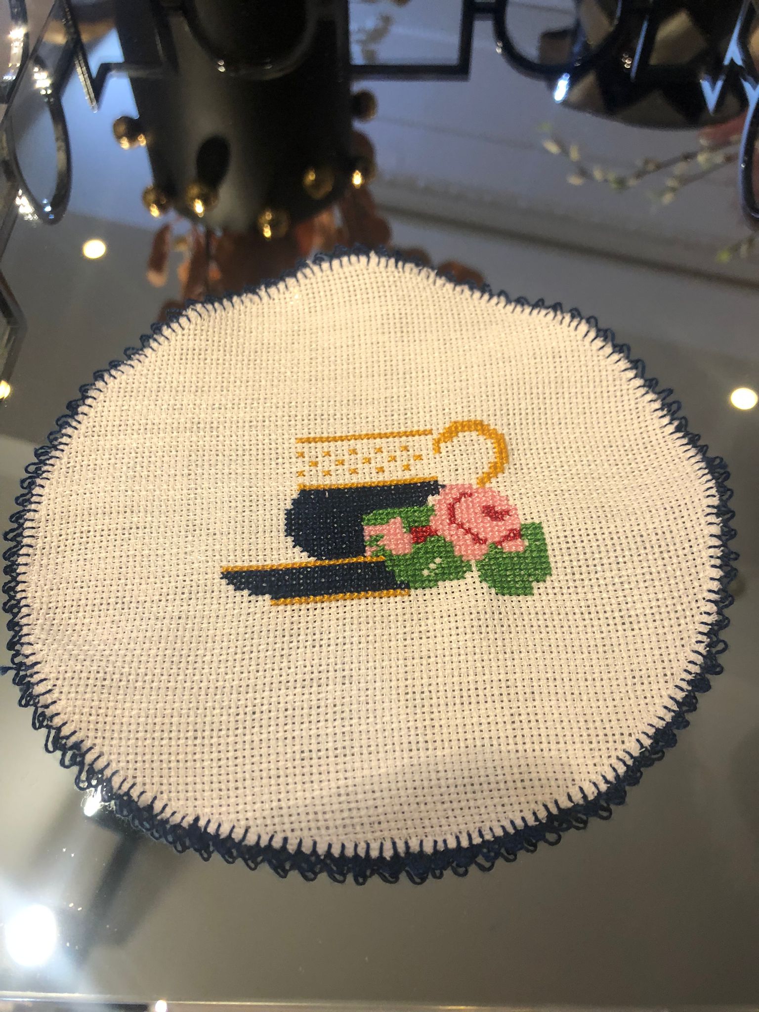 Lacivert Fincan Desenli Yuvarlak Kokteyl Peçete