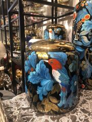 ESSENT MAVI SIYAH KIRMIZI DETAYLI KAPAKLI VAZO KUCUK BOY 21,5x25 CM