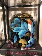 ESSENT MAVI SIYAH KIRMIZI DETAYLI KAPAKLI VAZO BUYUK BOY 26x30 CM